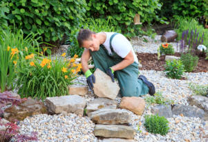 Mitarbeiter der Firma Onkelben im Bereich Gartenbau und Pflasterarbeiten
